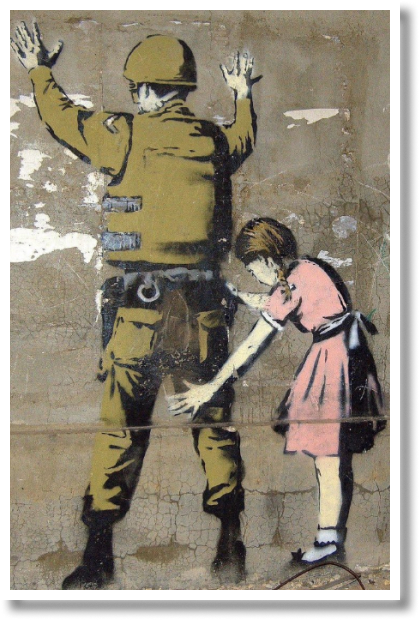 Foto van het Banksy kunstwerk 'Girl frisking soldier'.