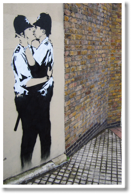 Foto van het Banksy kunstwerk 'Kissing coppers'.