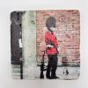 Banksy Tegel 'Queens Guard'